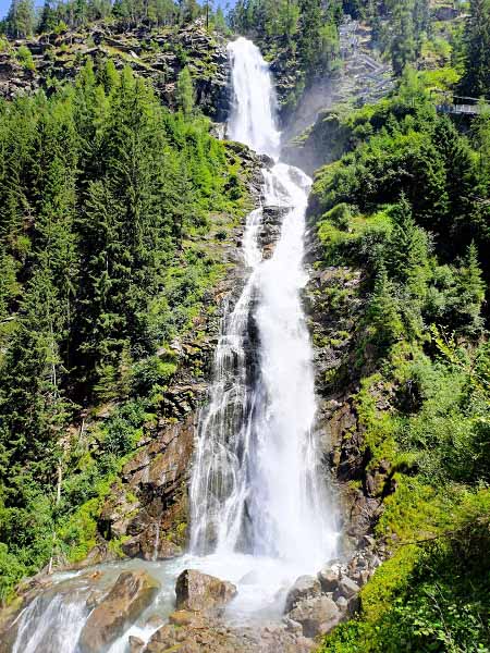 Een blik op de 159 meter hoge Stuibenfall waterval
