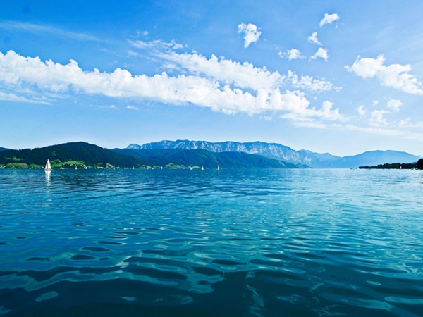 Een foto van het turkooisblauw water van het Attermeer