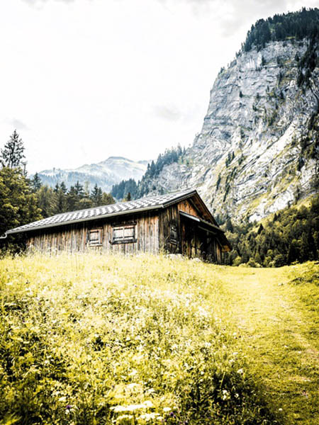 Een foto van een berghut in de natuur in Sixt-Fer-à-Cheval