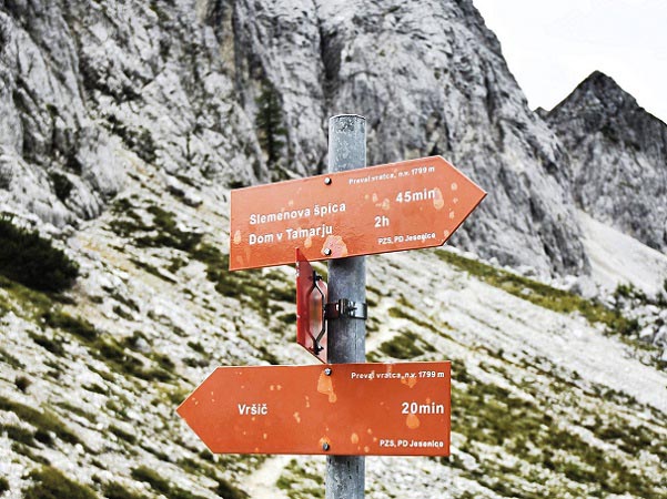 Een foto van bewegwijzeringsborden van wandelpaden in het Triglav Nationaal Park