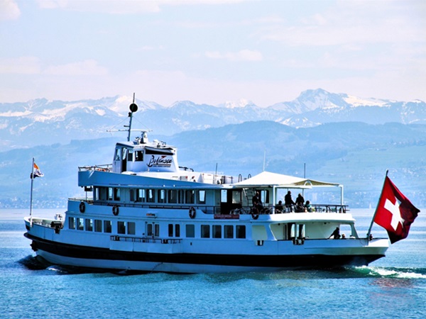 Uitzicht op een Zwitserse passagiersboot in de Bodensee