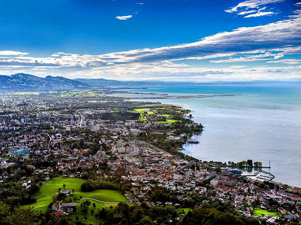 Panorama op de Oostenrijkse stad Bregenz en het Bodenmeer