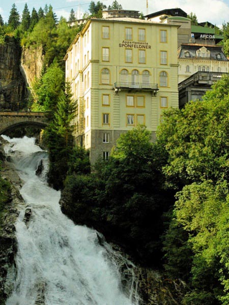 Een foto van de Gastein waterval die stroomt vlakbij het voormalige appartementhotel Haus Sponfeldner