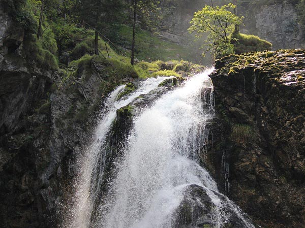 Een foto van de 75 meter hoge Gollinger of Schwarzbachfall waterval
