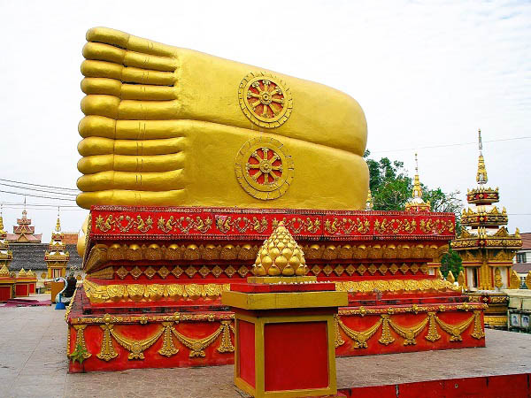 Een foto van een gouden liggende voeten van Boeddha in tempelcomplex Pha That Luang in Vientiane