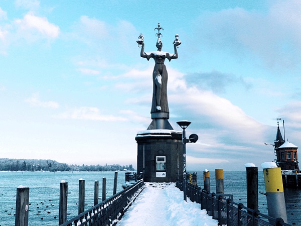Een blik op het Imperia standbeeld bij de ingang van haven in Konstanz