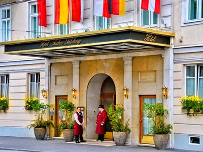 Een blik op de ingang van een luxueus hotel in Oostenrijk