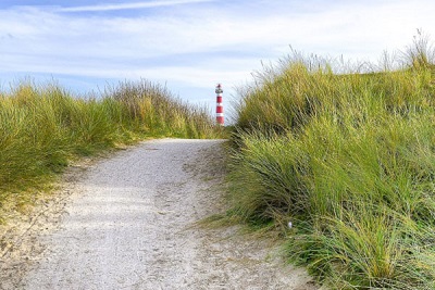 Een blik op de duinen en vuurtoren op het eiland Ameland