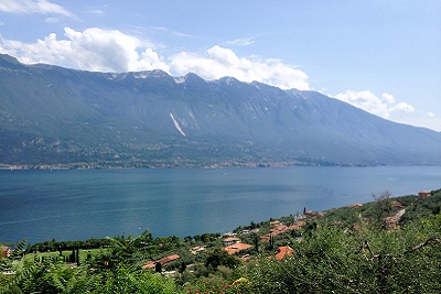 Een blik op het Gardameer in Limone Sul Garda