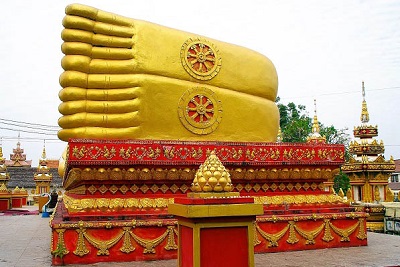 Een blik op gouden liggende voeten van Boeddha in tempelcomplex Pha That Luang in Vientiane