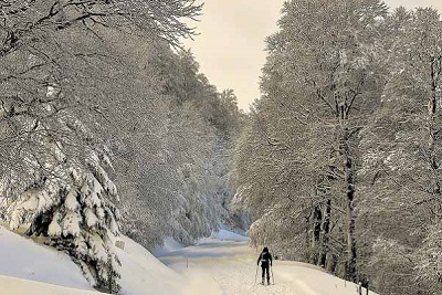 Een foto van een langlaufer in de Pyreneeën