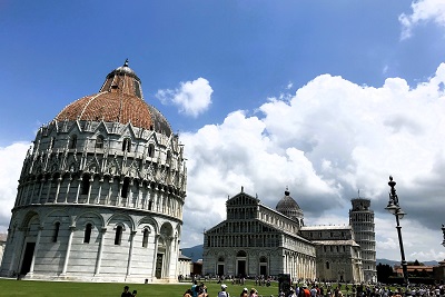 Links het Baptiserium, in het midden het Dom van Pisa en rechts de Toren van Pisa