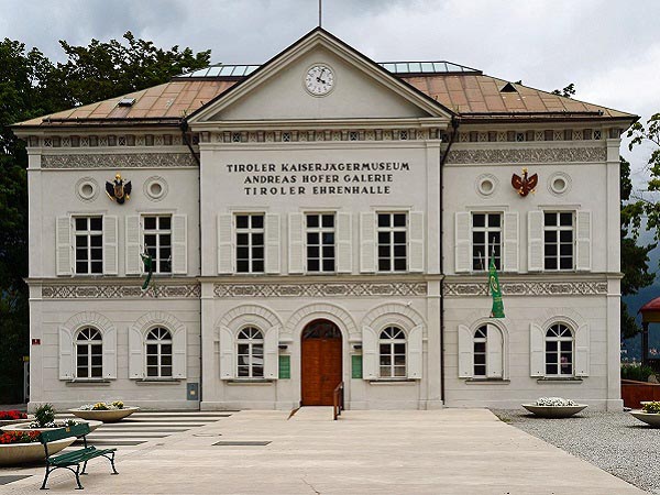 Een foto van de voorgevel van het Kaiserjägermuseum