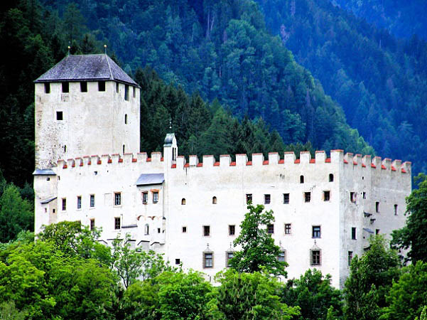 Een foto van het kasteel van Burg Bruck