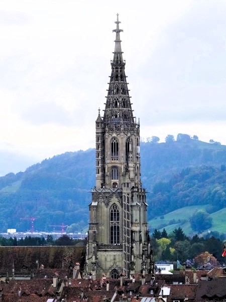 Een blik op de Kathedraal van Bern