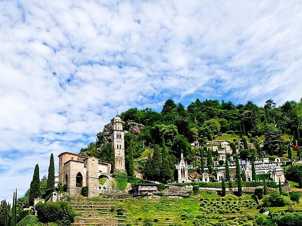 Een blik op de Kerk van Santa Maria del Sasso met de klokkentoren van de Heilige Maria met rechts de monumentale kerkhof