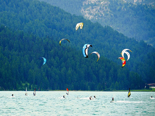 Een foto van kitesurfers op een bergmeer in de Alpen
