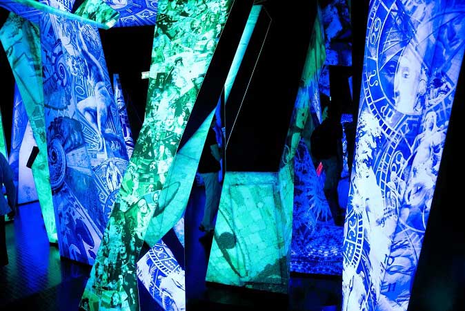 Een uitzicht op een beeldhouw- en kunstwerk in het museum van Swarovski Crystal Worlds