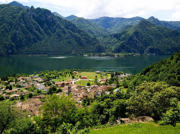 Een blik op het meer van Idro