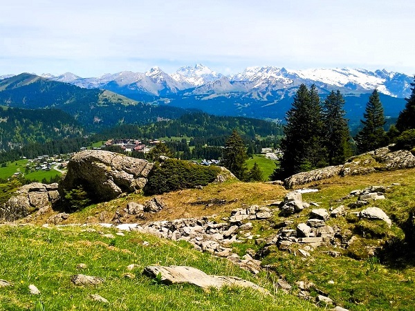 Uitzicht op het typische bergachtige landschap van de Haute-Savoie