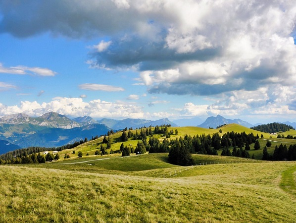 Een blik op het natuurlandschap van de berg Semnoz