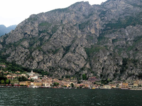 Een blik op Limone Sul Garda vanop het Gardameer