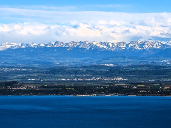 Een blik op het Meer van Neuchatel