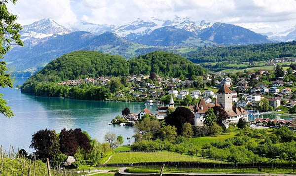 Een foto van het meer van Thun in Spiez