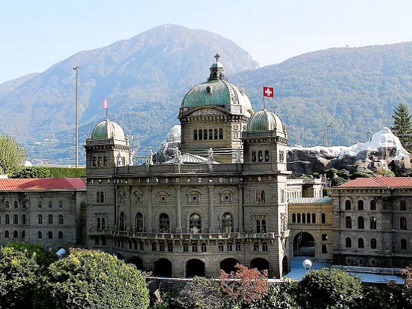 Een foto van het Parlementsgebouw van Bern in miniatuur