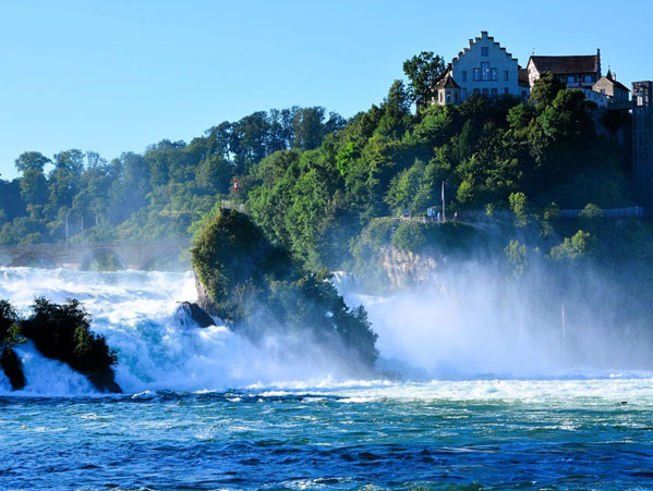 Een foto van de Rijnwatervallen met rechtsbovenaan het Kasteel van Laufen