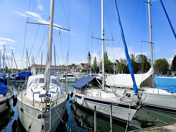 Een blik op de haven met in de verte Sint-Johannes Kerk