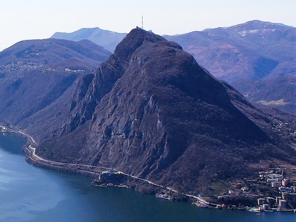 Een foto van de berg San Salvatore, de locatie van het gelijknamige museum