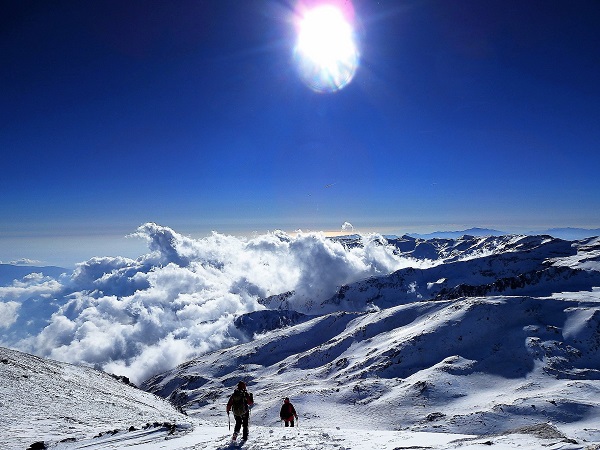 Een foto van skiërs op de bergtoppen van de Sierra Nevada