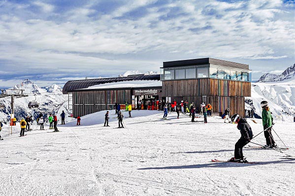 Een foto van een skipiste in Voralberg