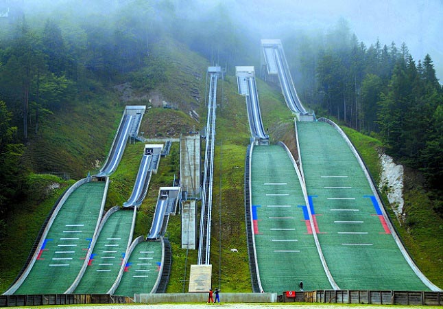 Een foto van de skischansen in Planica