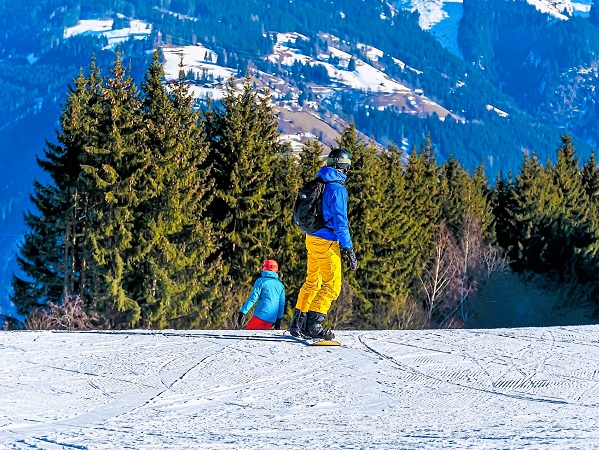 Een blik op 2 snowboarders in Oostenrijk