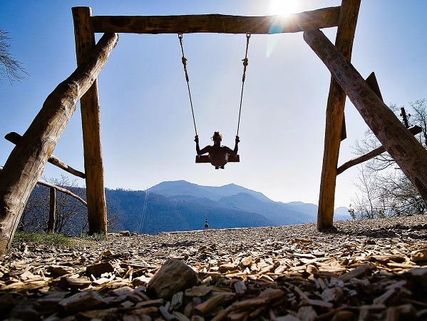 Een foto van de schommel Swing the World op de heuvelrug van Carona