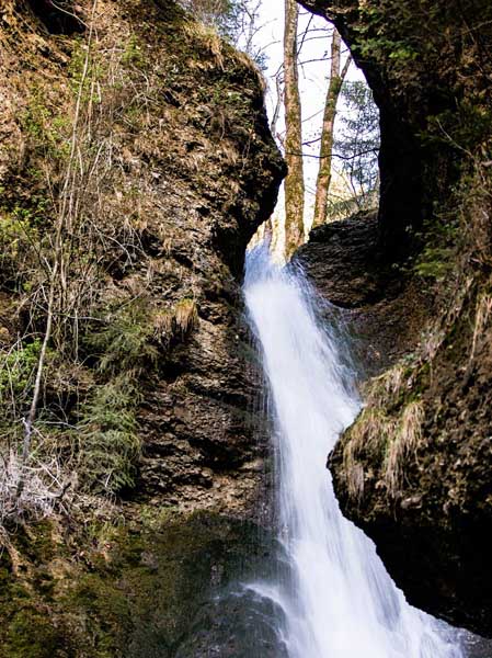 Een foto van de Hinanger Wasserfälle in de Duitse Alpen