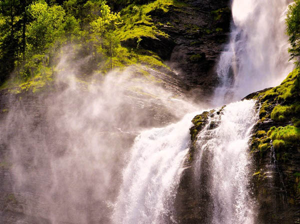 Een blik op de waterval Cascade du rouget